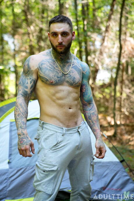 加拿大超級帥哥 Skyy Knox 和加拿大強壯公牛 Tony Dangelo 在戶外吸吮雞巴後操屁股