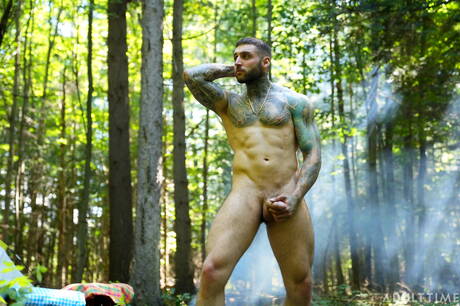 加拿大超級帥哥 Skyy Knox 和加拿大強壯公牛 Tony Dangelo 在戶外吸吮雞巴後操屁股