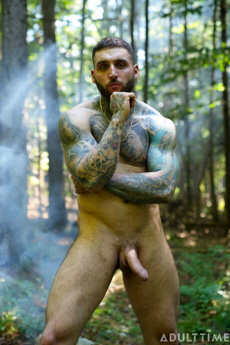 加拿大超級帥哥 Skyy Knox 和加拿大強壯公牛 Tony Dangelo 在戶外吸吮雞巴後操屁股