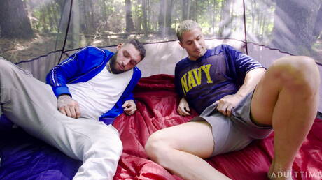 カナダのスーパースタッドスカイ・ノックスとカナダの強い雄牛トニー・ダンジェロは、屋外でチンコを吸った後に尻をファックします