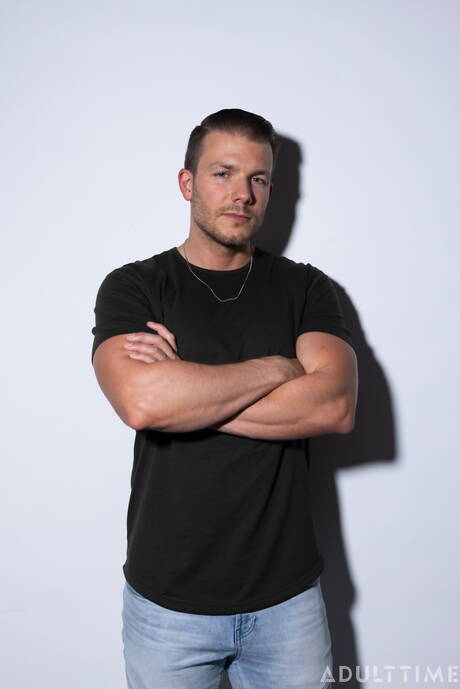 Der gut gebaute Codey Steele wichst seinen Schwanz