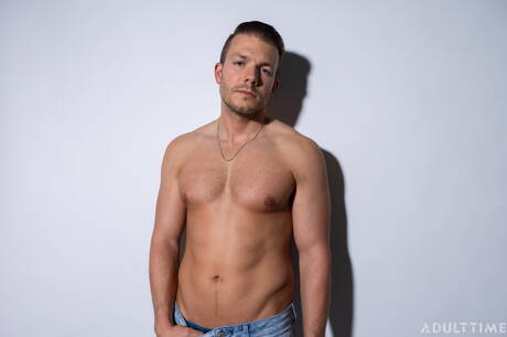 Der gut gebaute Codey Steele wichst seinen Schwanz