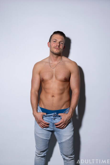 Der gut gebaute Codey Steele wichst seinen Schwanz