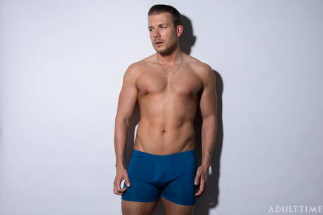 Der gut gebaute Codey Steele wichst seinen Schwanz