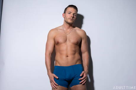 Der gut gebaute Codey Steele wichst seinen Schwanz