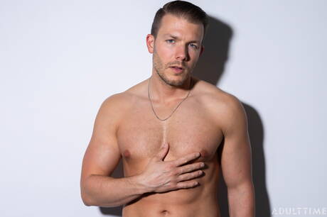 Der gut gebaute Codey Steele wichst seinen Schwanz