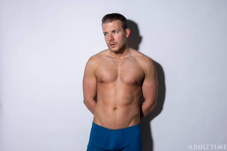 Der gut gebaute Codey Steele wichst seinen Schwanz