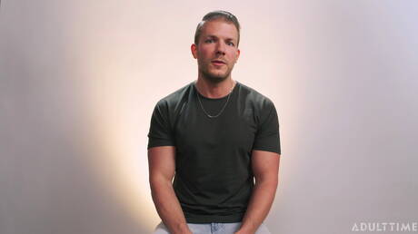 Der gut gebaute Codey Steele wichst seinen Schwanz