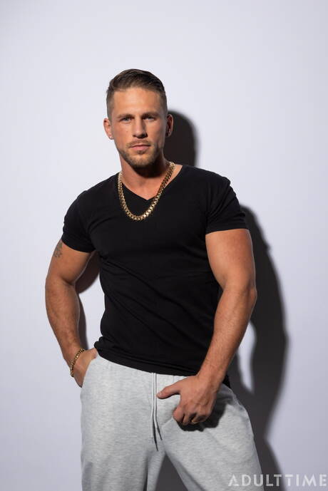 Der amerikanische Muskelprotz Roman Todd wichst