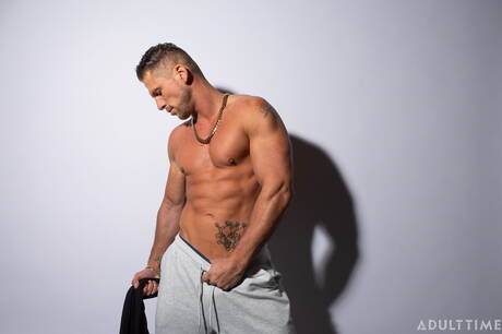 Der amerikanische Muskelprotz Roman Todd wichst