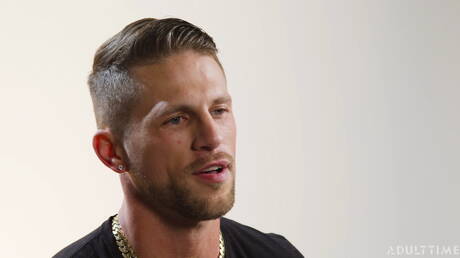 Der amerikanische Muskelprotz Roman Todd wichst