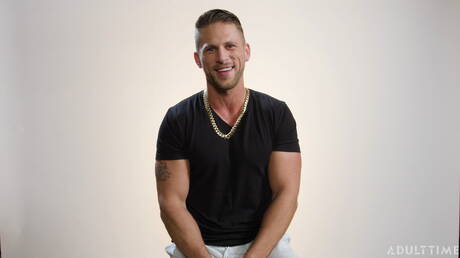 Der amerikanische Muskelprotz Roman Todd wichst