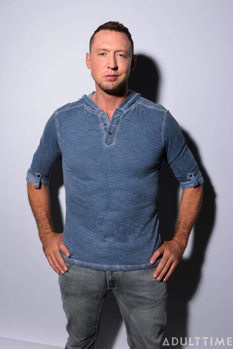 Amerykański twardziel Pierce Paris drażni swojego penisa