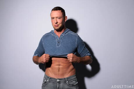 Amerykański twardziel Pierce Paris drażni swojego penisa