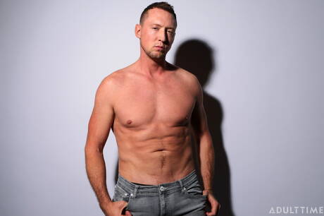 Amerykański twardziel Pierce Paris drażni swojego penisa