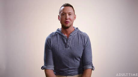 Amerykański twardziel Pierce Paris drażni swojego penisa