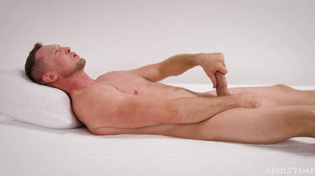 Amerykański twardziel Pierce Paris drażni swojego penisa