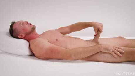 Amerykański twardziel Pierce Paris drażni swojego penisa