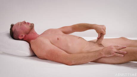 Der harte amerikanische Kerl Pierce Paris neckt seinen Schwanz