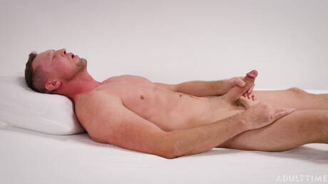 Amerykański twardziel Pierce Paris drażni swojego penisa