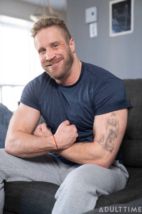 Husky guy Mateo Tomas and beefcake Shea Parker in interracial love