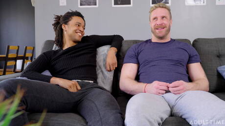 Jerk Buddies: O musculoso Mateo Tomas e o musculoso Shea Parker em um amor interracial