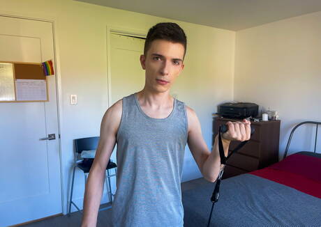 Der heiße kanadische Twink Felix Odair wird nach dem Schwanzlutschen gefickt