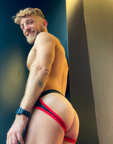 Starker Bulle Tyler Roma wird nach dem Schwanzlutschen gefickt