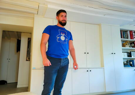 Der kräftige Hadrian Capusty lutscht einen Schwanz