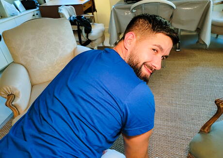 Der kräftige Hadrian Capusty lutscht einen Schwanz