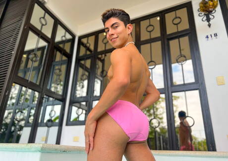 Latin beefcake Alfonso Osnaya in hot homosexual action in the pool