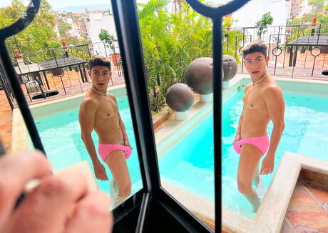 Latin beefcake Alfonso Osnaya in hot homosexual action in the pool
