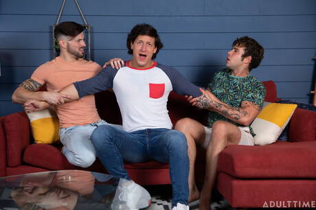 Die geilen Kumpels Dalton Riley, Casey Everett und Joseph Castlian bohren einen Arsch