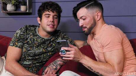 Adult Time: 淫蕩的伙伴 Dalton Riley、Casey Everett 和 Joseph Castlian 鑽屁股