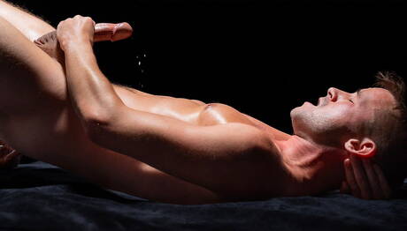 Der deutsche Gay-Bär Felix Kamp und der amerikanische Schönling Lane Colten wichsen mit einem Spielzeug