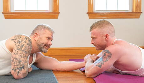 ホットなアメリカ人の毛深いスタッドブロディフォックスと成熟したクマケインマルコは完璧な体を披露します