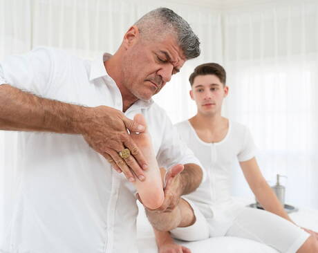 ホットなアメリカ人の男、ハンキーガイのデックス・デヴァルとスーパースタッドのディロン・ストーンが良いセックスをする