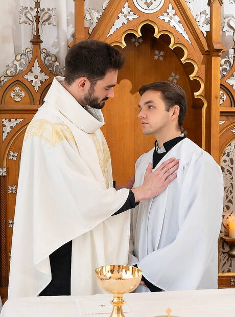 Caras americanos gostosos, o garanhão peludo Jack Aries e o lindo garoto Marcus Rivers em uma foda anal gostosa