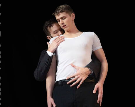 Les Américains chauds, le beau gosse Sage Roux et l