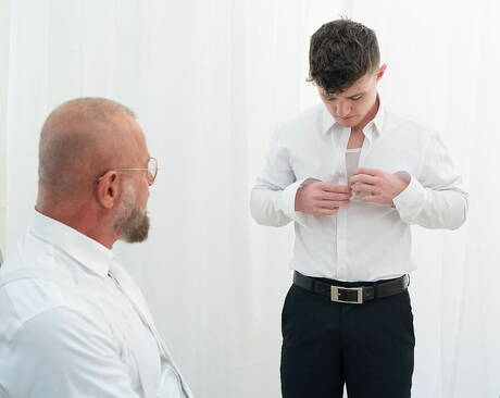 ドイツの熟した熊フェリックス・カンプとアメリカ人の筋肉質なグラント・ドゥカティが手コキをしている