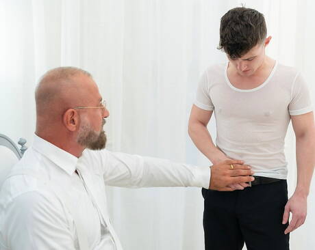 ドイツの熟した熊フェリックス・カンプとアメリカ人の筋肉質なグラント・ドゥカティが手コキをしている