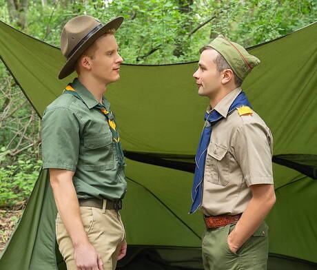 2人のアメリカ人の少年、筋肉質のディラン・タイズとたくましい男のローガン・クロスが屋外で熱い同性愛行為をしている