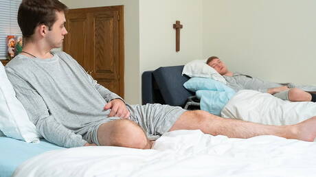 セクシーなアメリカ人、若いマーカス・リバーズとトゥインクのノア・ホワイトがアナルセックスをする