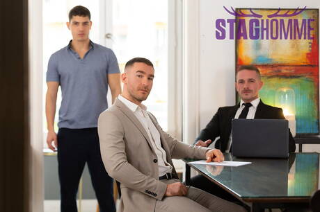 Die schamlosen Jungs Apolo Adrii, Bastian Karim und Charlie Cherry haben einen guten Dreier-Sex