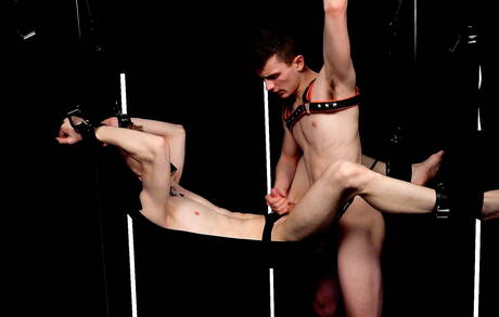 Heiße amerikanische Jungs, der junge Kerl Chris Keaton und der Twink Tyler Tanner werden hart gefesselt