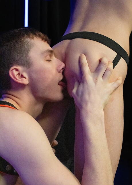 かなりアメリカ人のホットなトゥインクタイラータナーと若い男ゼインブライトはボンデージが大好き