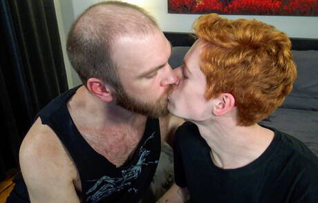 Il simpatico ragazzo americano Connor Taylor e il suo splendido amico Peter Marcus si sono scopati a vicenda