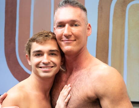 Twink Loads: 미국 스타 핫 트윙크 그레이슨 랭과 털이 많은 남자 실버 스틸이 수탉을 빨고 난 후 엉덩이를 엿먹는다