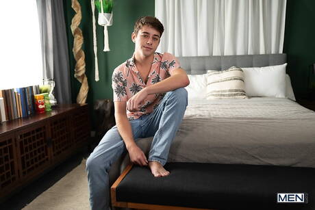 Les garçons sexy Joey Mills, Jake Preston et Finn August dans un sexe de groupe interracial torride