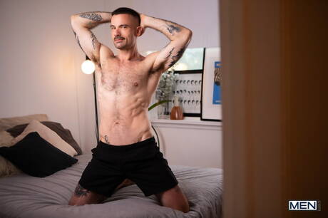 美しい仲間のエンツォ・ミュラーとセクシーな男ティト・パトロンがお互いを吸ったりファックしたりしている